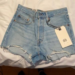 NWT Levi’s 501 light wash shorts